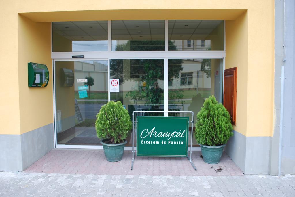 Komárom Aranytal Panzio Bed & Breakfast エクステリア 写真