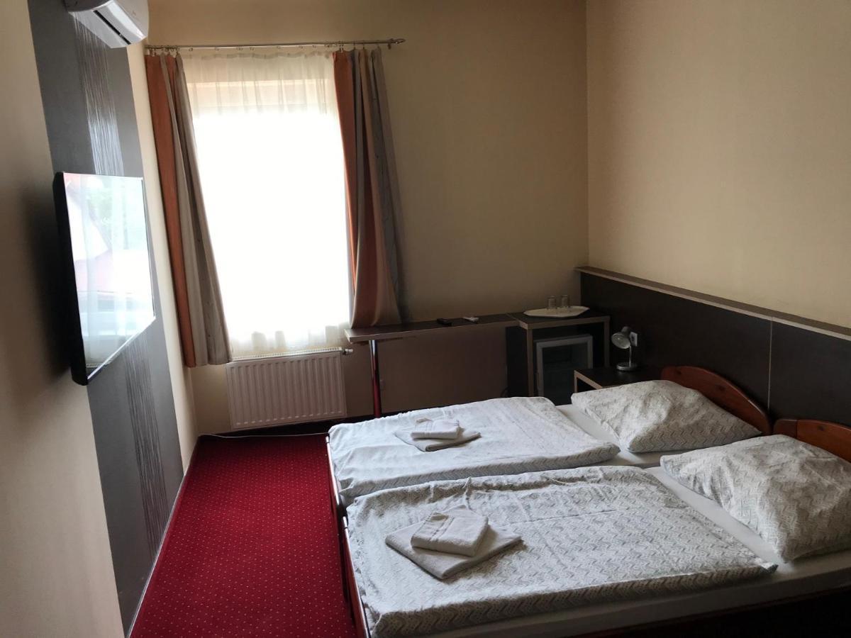 Komárom Aranytal Panzio Bed & Breakfast エクステリア 写真