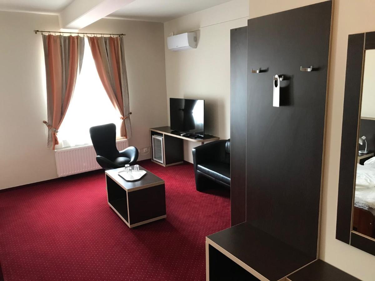 Komárom Aranytal Panzio Bed & Breakfast エクステリア 写真